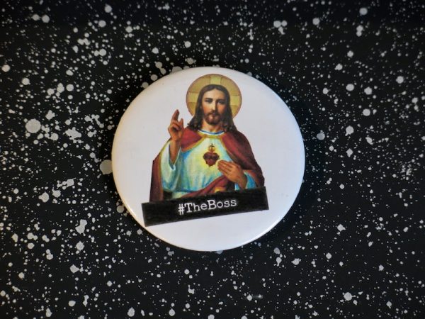 Badge Bondieuserie « The Boss » – So Babette - Vins Rouges Harmonieux pour Chaque Occasion