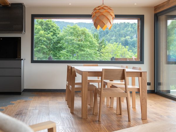 Chaise en Bois Massif éco-responsable – PilPil - Vins Rouges Harmonieux pour Chaque Occasion