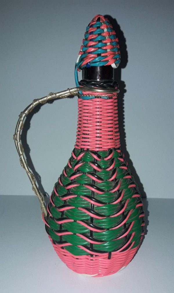 Bouteille en scoubidou années 60&prime; - Vins Rouges Harmonieux pour Chaque Occasion